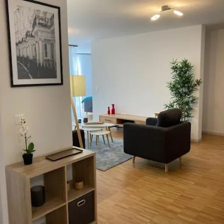 Apartamento Bright 1-bed With Balcony, 5 Minutes From City Centre! Gdr7 *
